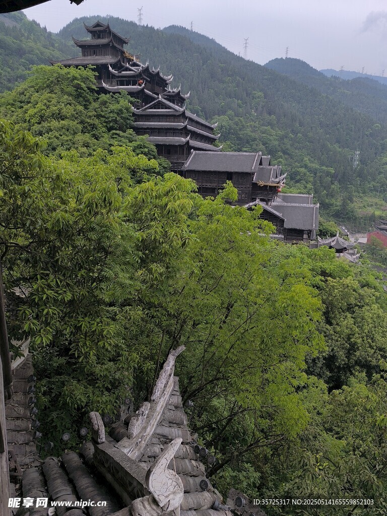山林中的古朴中式建筑群