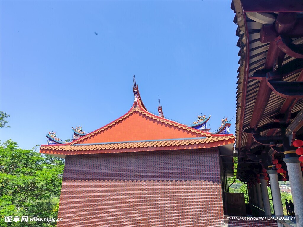 中式红顶建筑一角