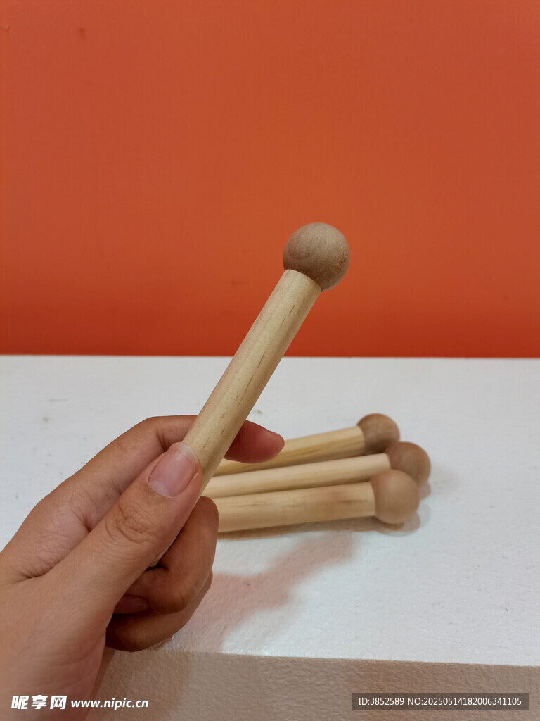 手拿木棍