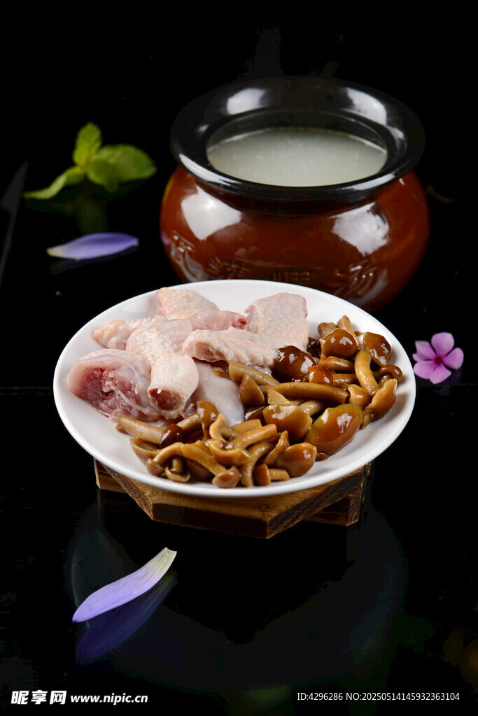 美味腊味与菌菇佳肴