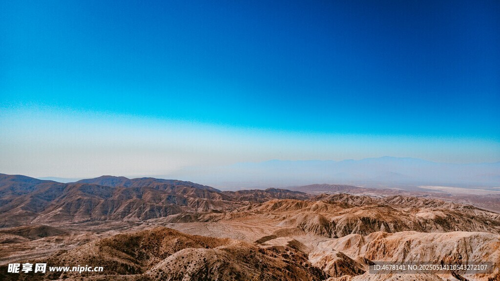 壮丽沙漠山脉蓝天景观