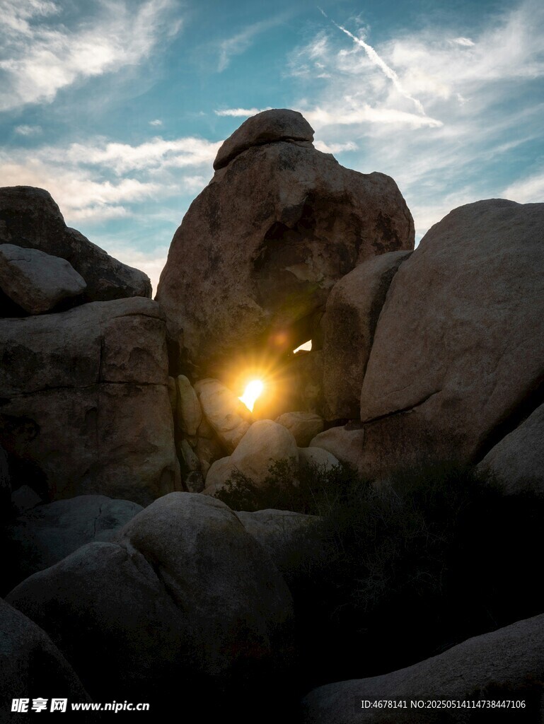 岩石间的落日美景