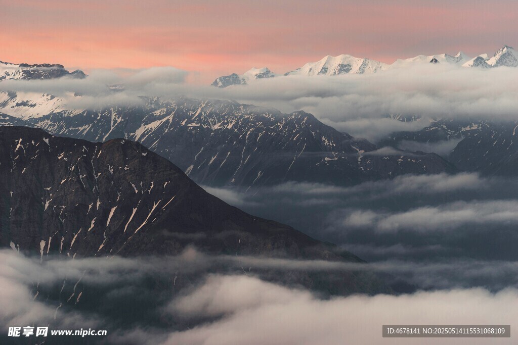 云海环绕的壮丽雪山景观