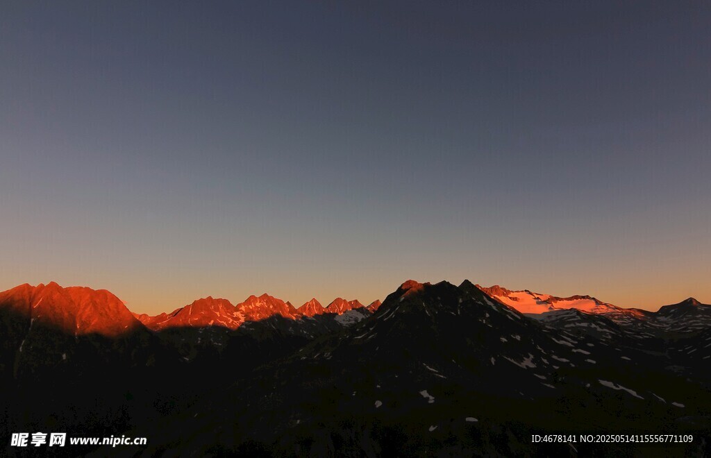 夕阳下的壮丽山峦