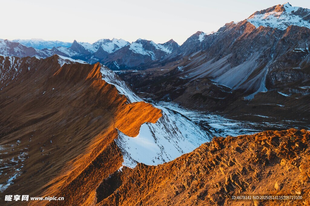 壮丽雪山山谷风光