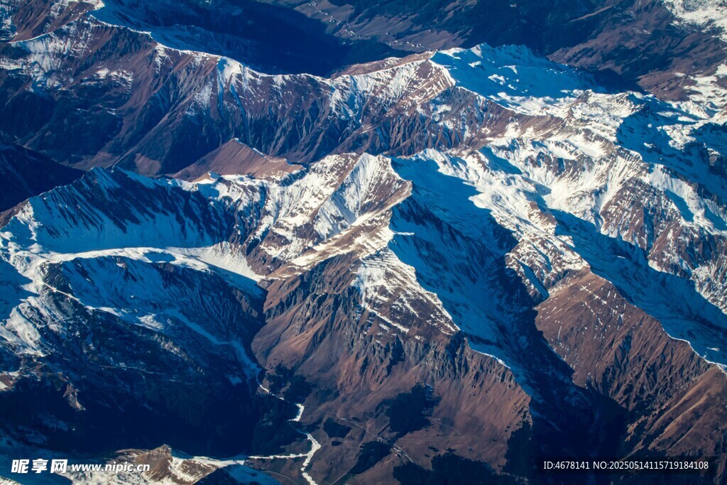 壮丽雪山山脉俯瞰景观