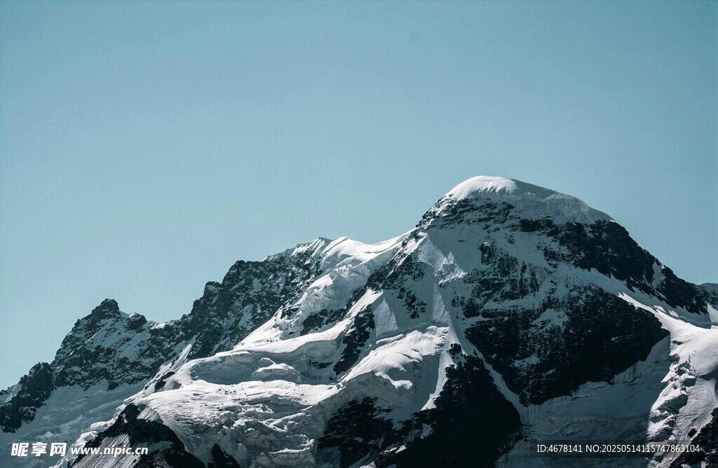巍峨雪山壮丽景致
