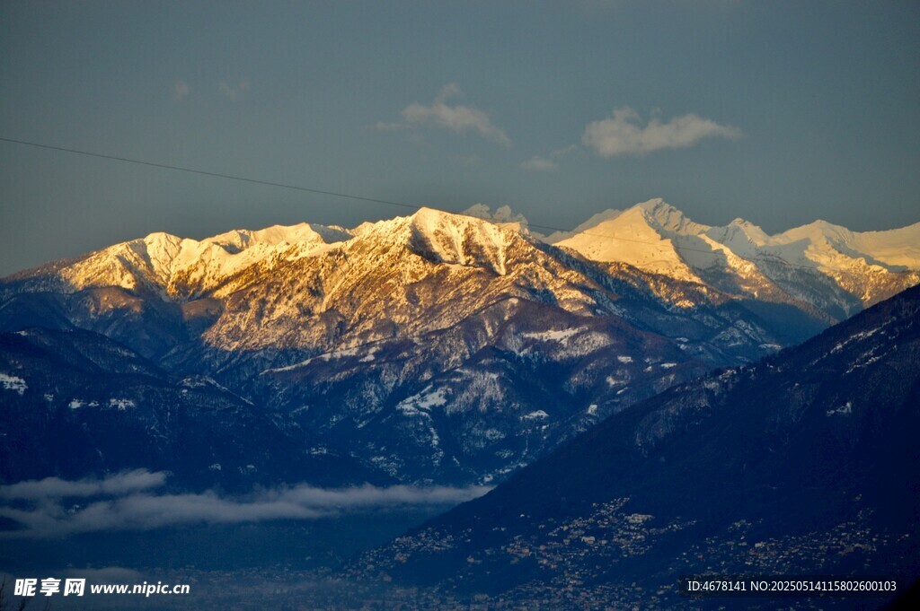 金色霞光下的壮丽雪山