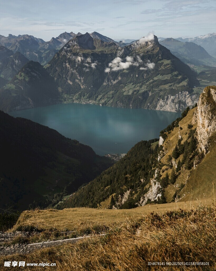 高山湖泊壮丽自然景观