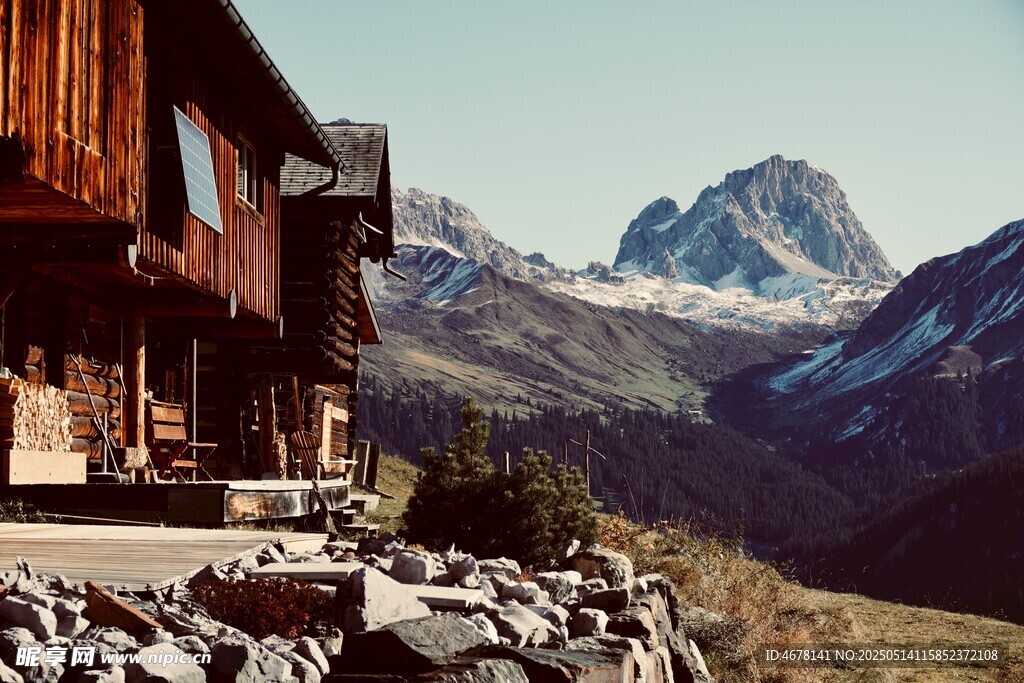 山间木屋与壮丽雪山景观