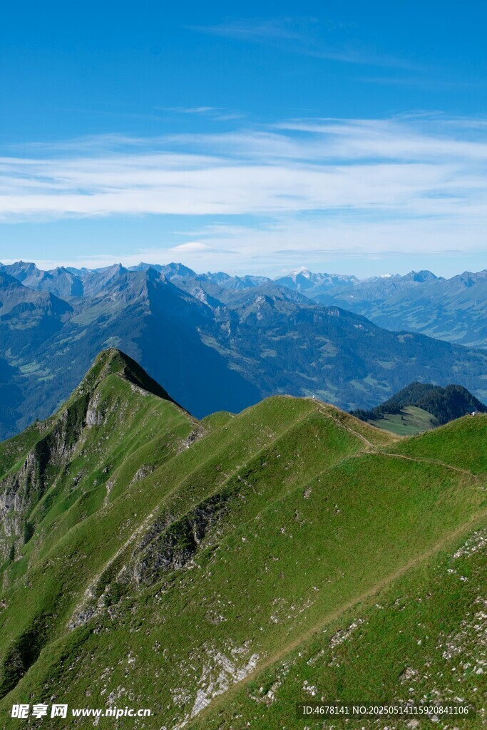 高山绿野间的壮丽风光