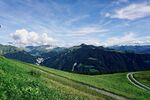 山间绿野公路美景