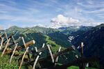 山间木栅栏与秀丽山景