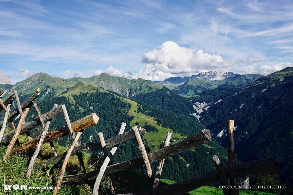 山间木栅栏与秀丽山景