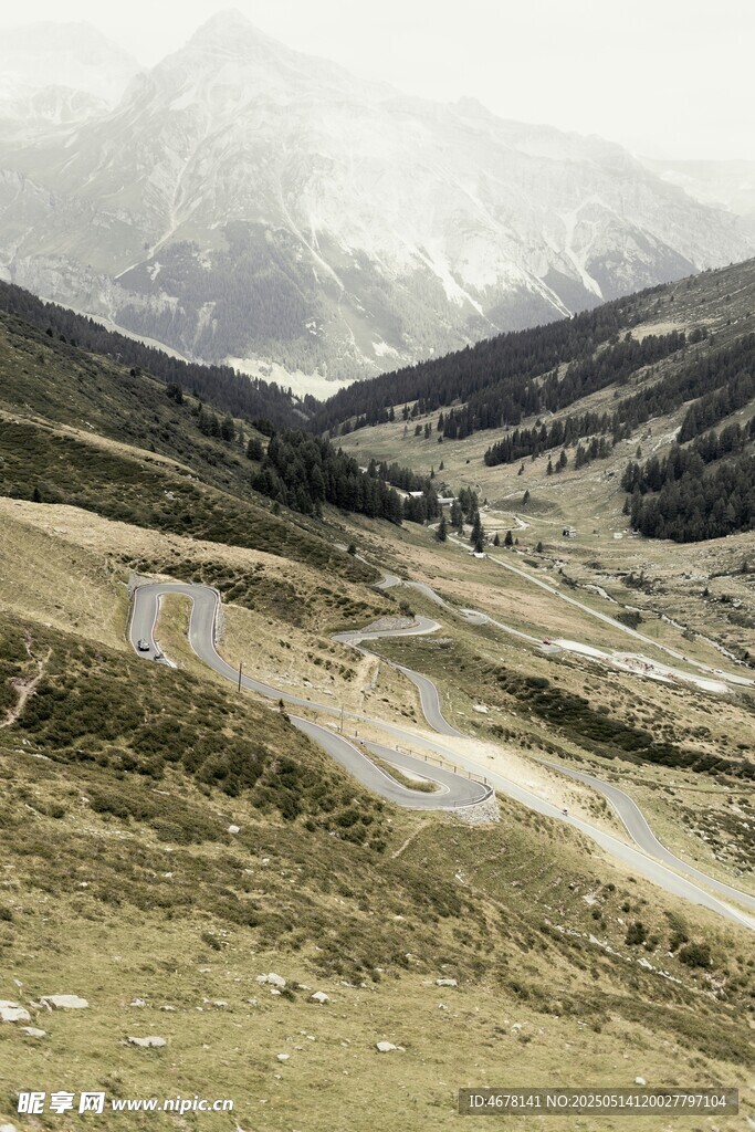 山间蜿蜒公路风景