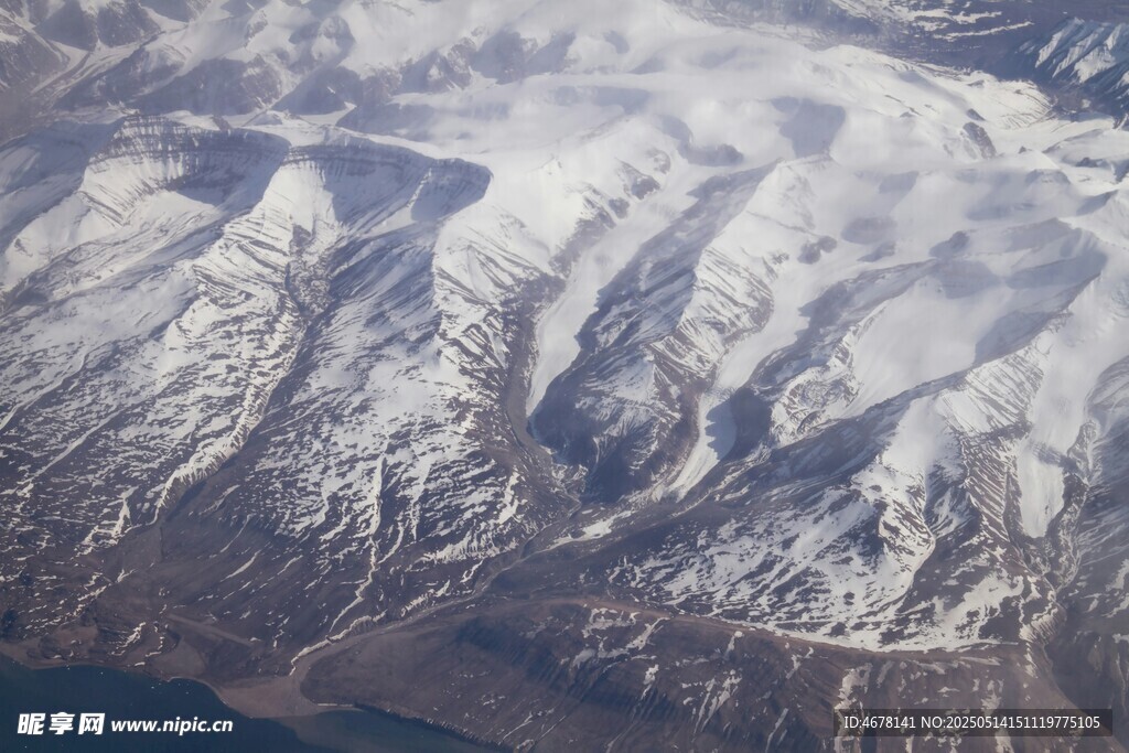 高空俯瞰连绵雪山景观