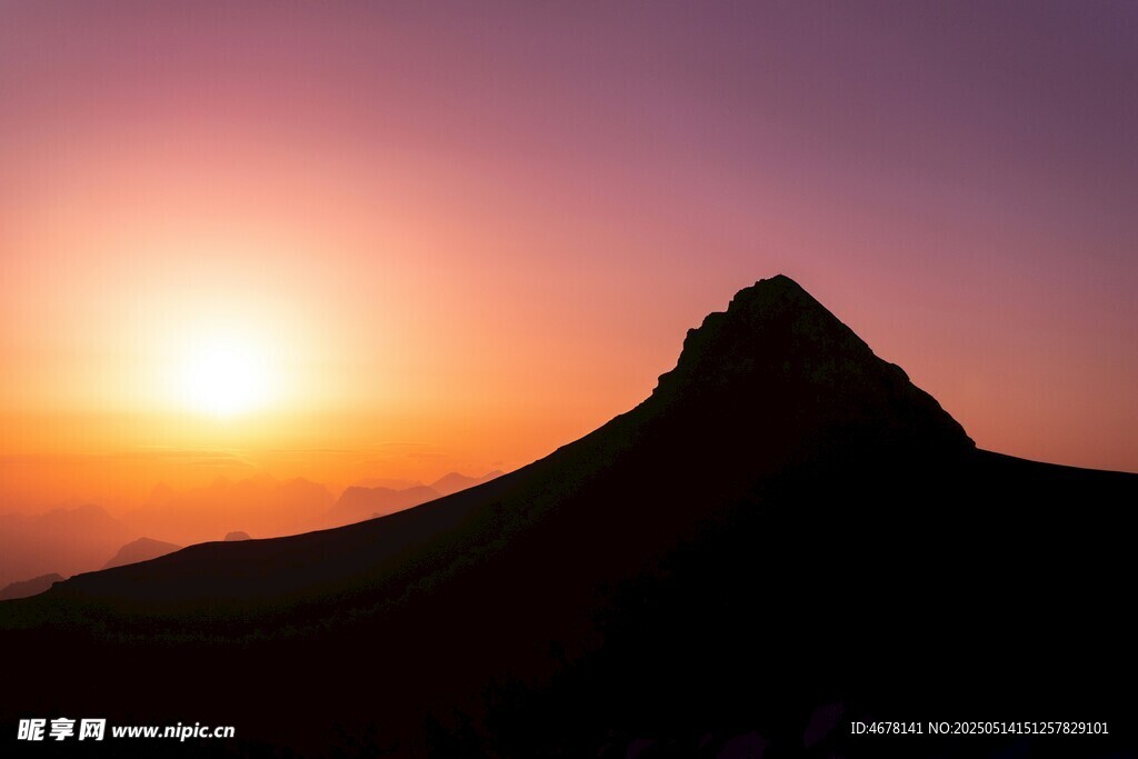 夕阳下的山峰剪影