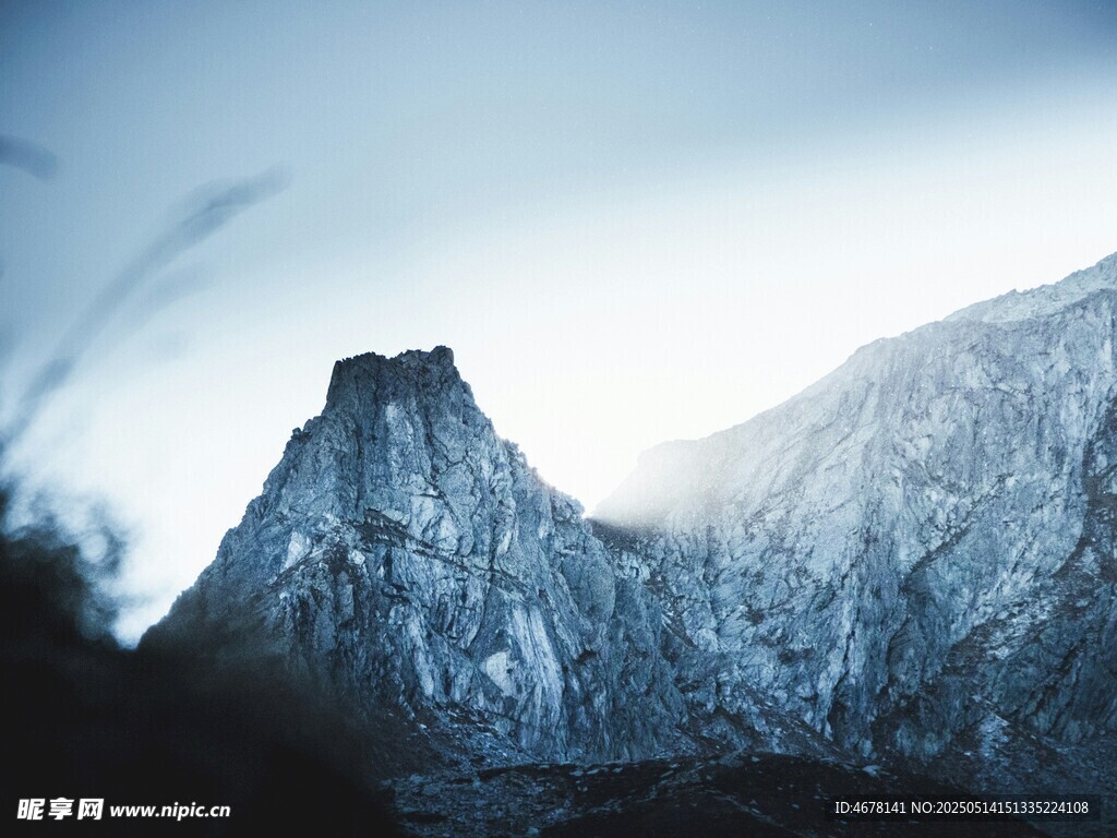 巍峨雪山壮丽景致