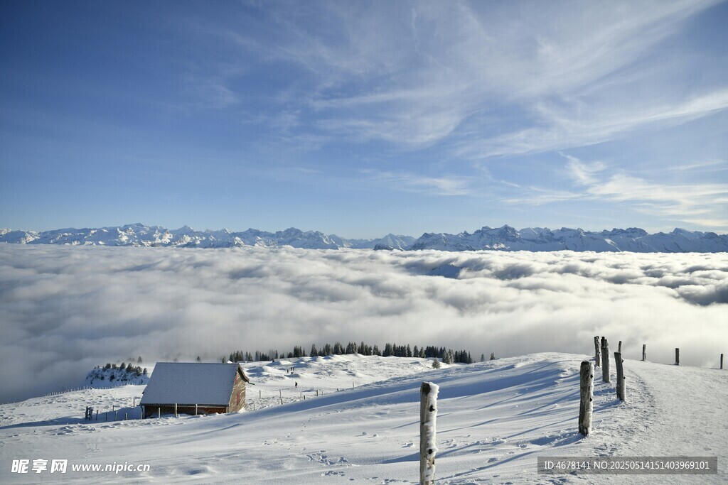 雪山云海中的静谧小屋