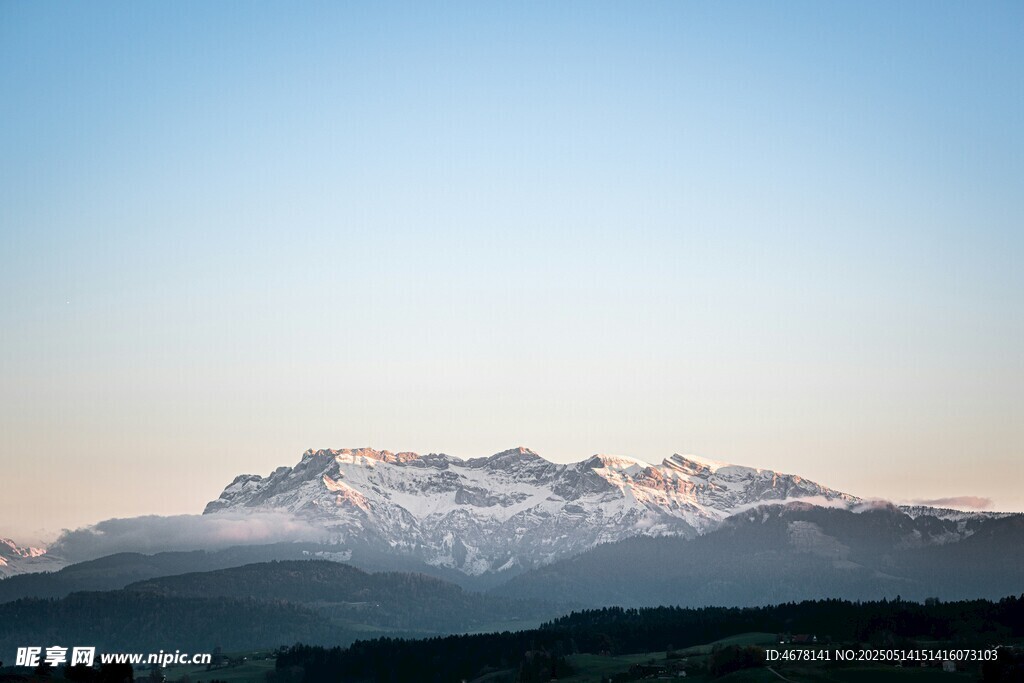 雪山远景壮丽风光