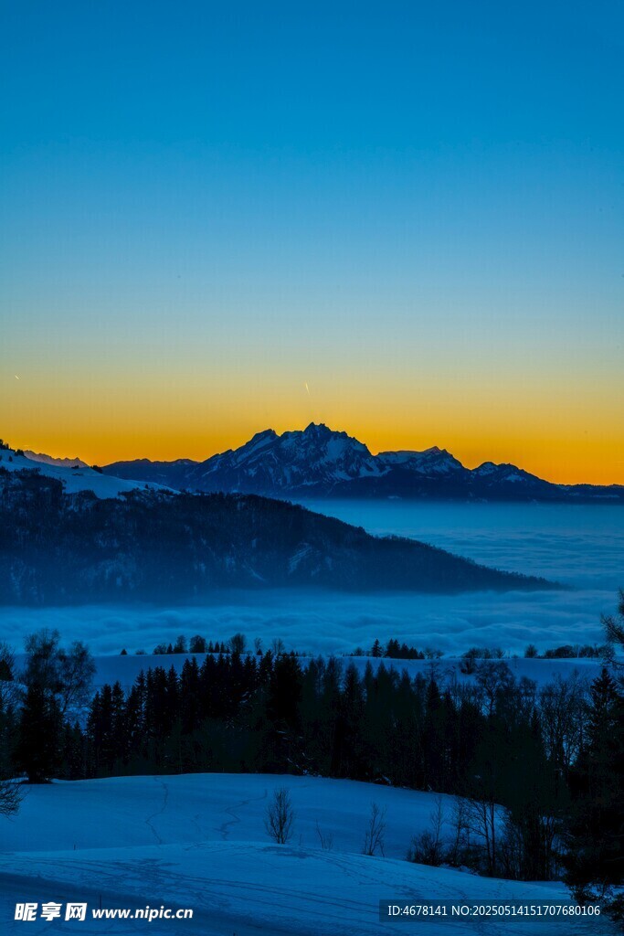 雪岭晨曦美景