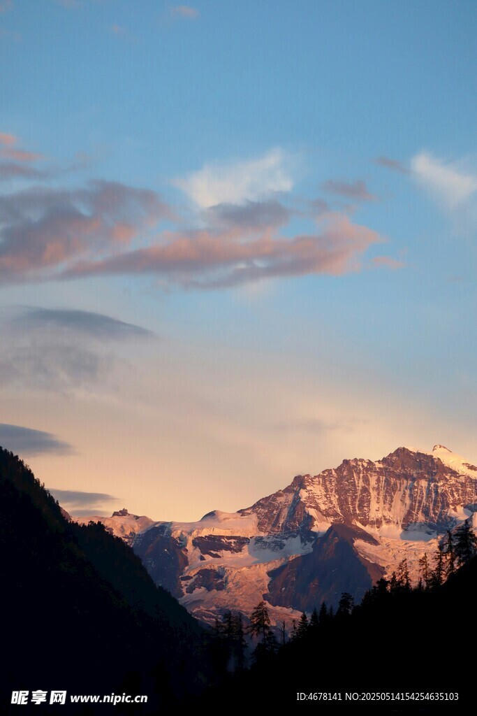 夕阳下的壮丽雪山美景