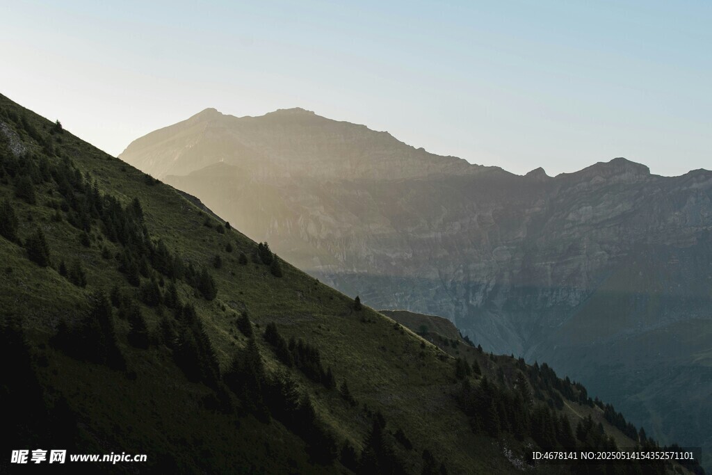 壮丽山景 阳光洒照山峦