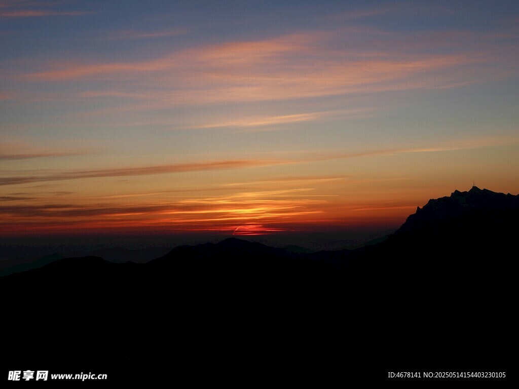 日落时分的山峦美景