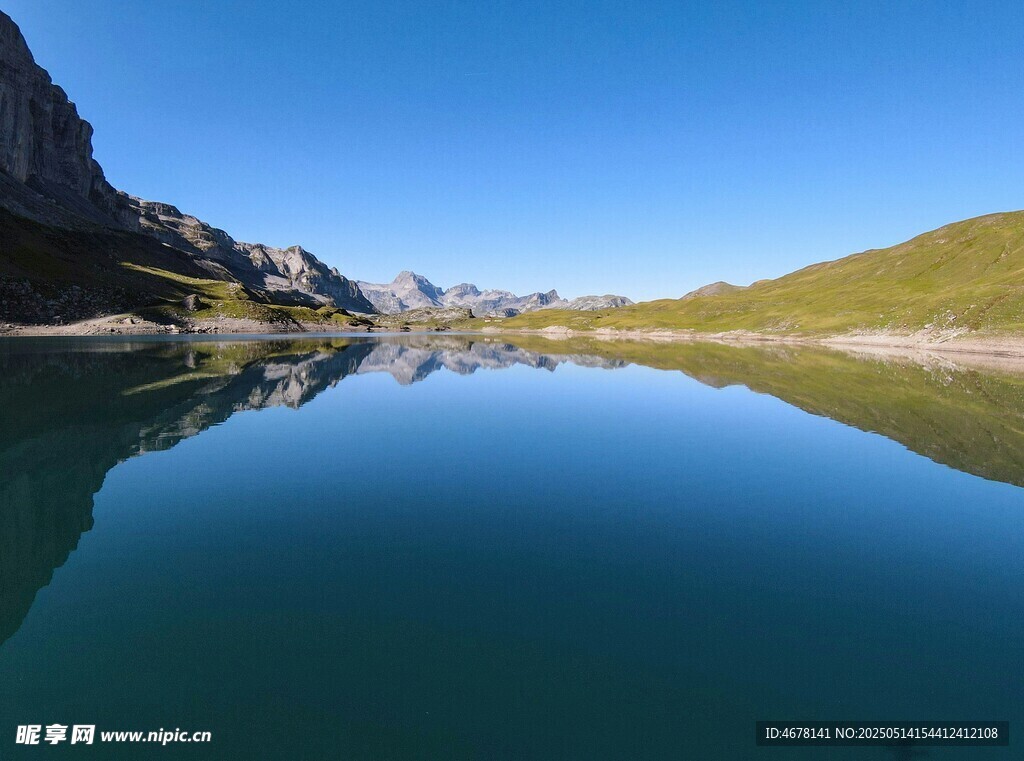 宁静湖景与山峦倒影