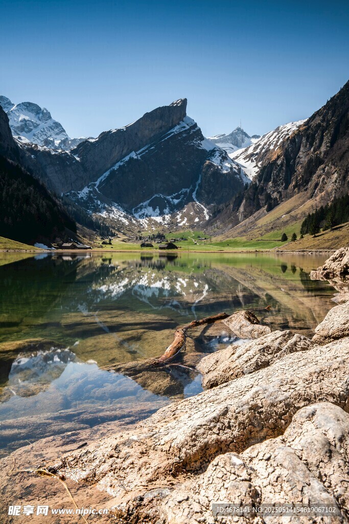 高山湖畔美景