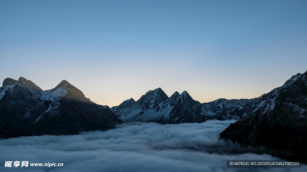 雪山云海壮丽自然景观