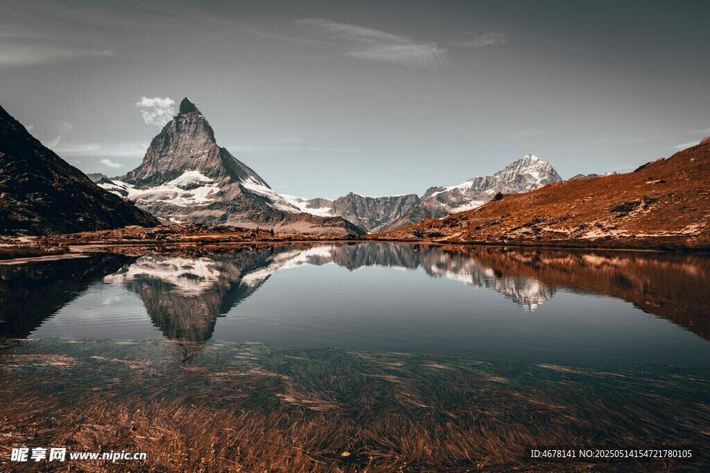 马特洪峰下的静谧湖景