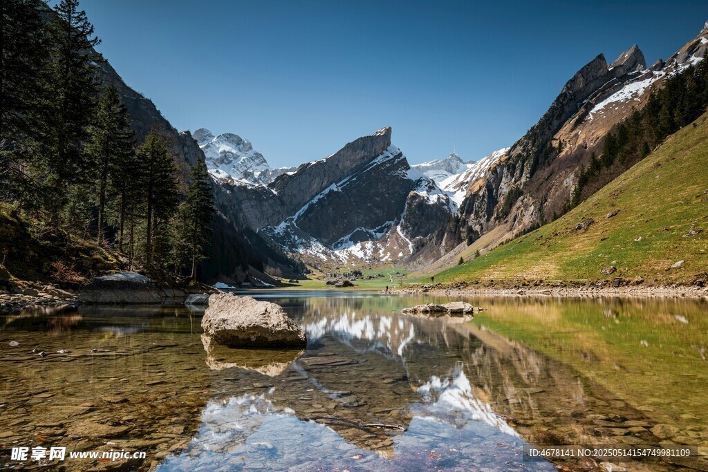 山间静美湖泊与巍峨雪山