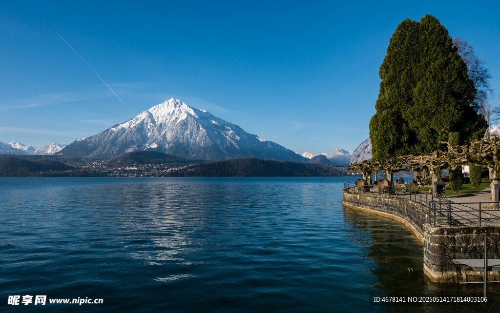 湖畔雪山美景