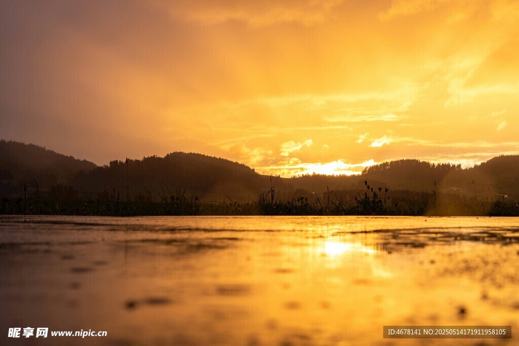 夕阳下波光粼粼的美丽湖面