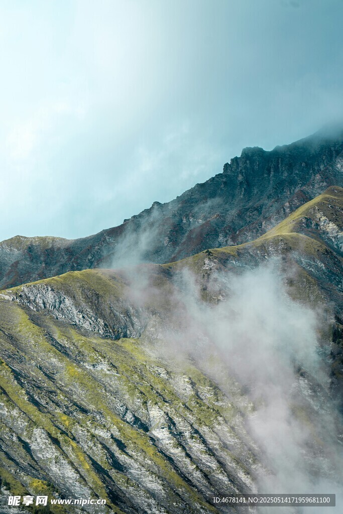云雾缭绕的壮丽山峦