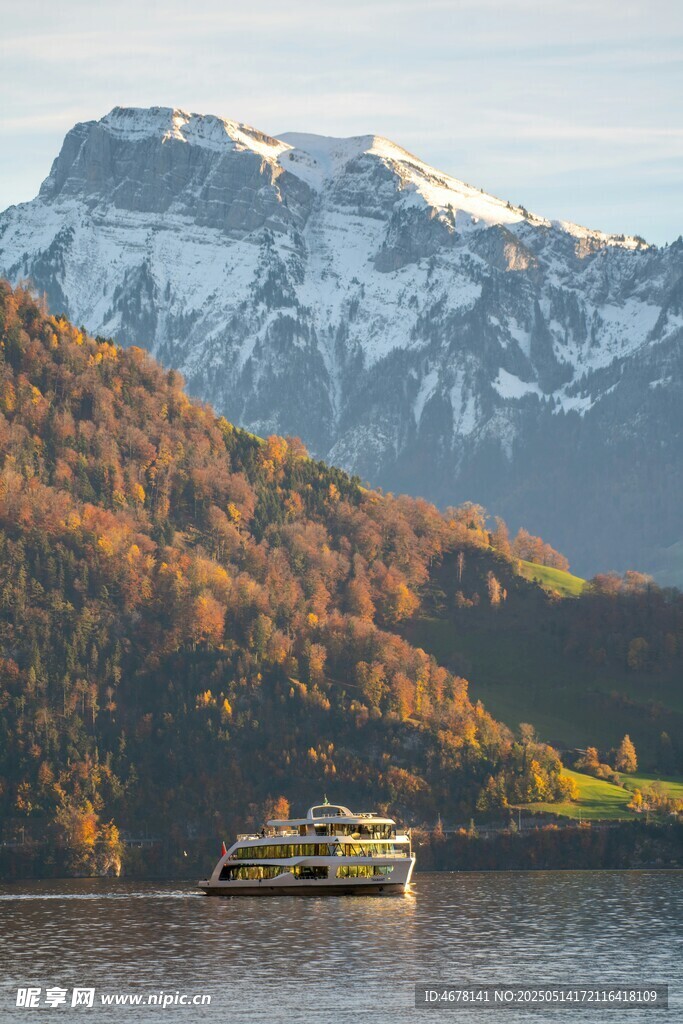 湖畔游船赏秋景与雪山