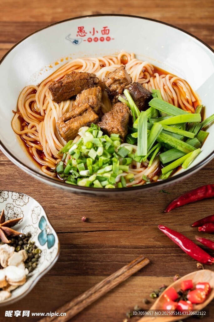 美味牛肉拌面排骨面