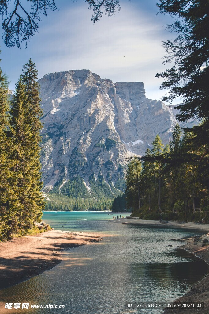 山间湖畔美景