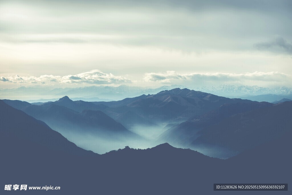 云雾缭绕的壮美山峦景色