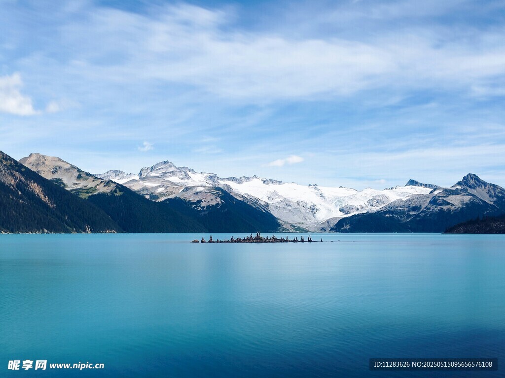 蓝色湖泊与远处雪山美景