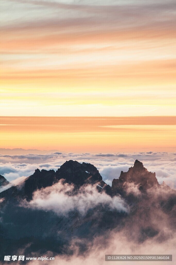 云海中的壮丽山峰日出