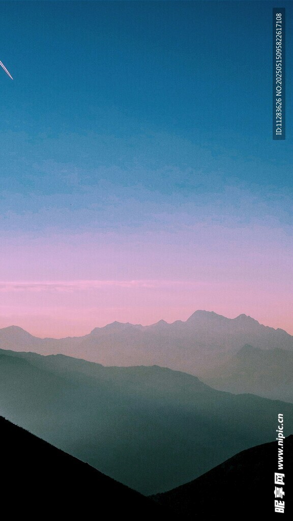 黄昏下的山峦美景