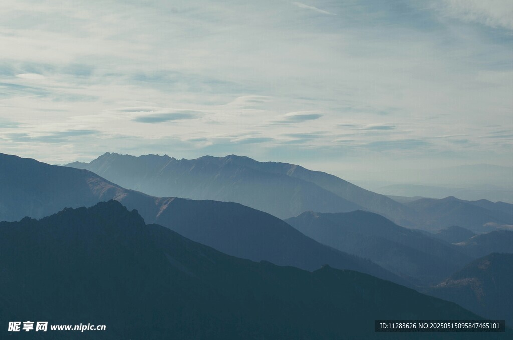 连绵山峦云雾间美景