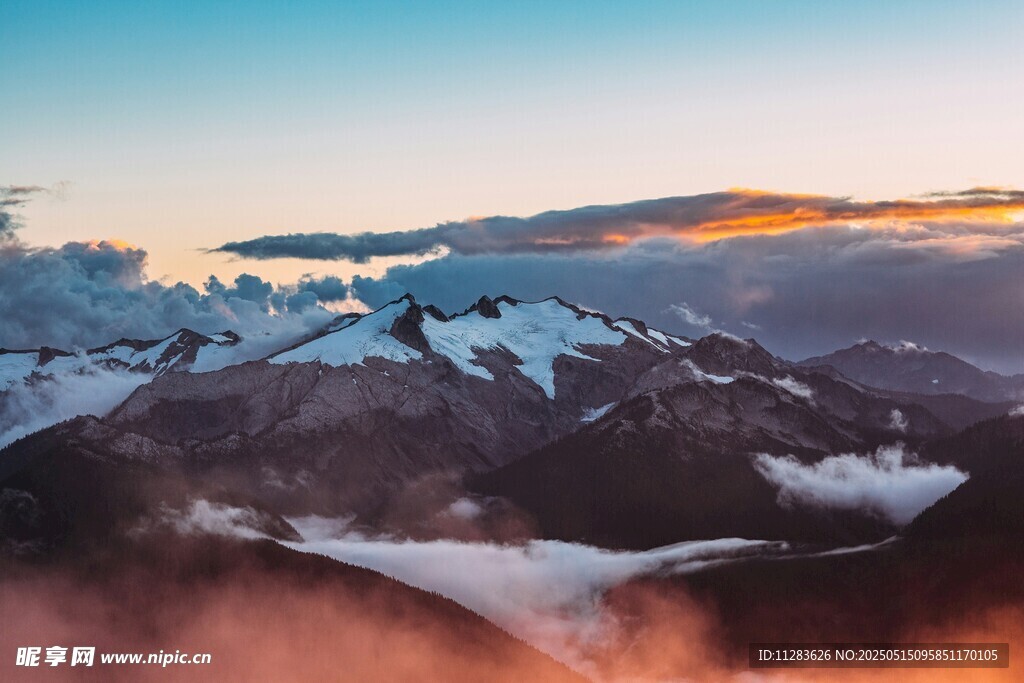 壮丽雪山日出美景