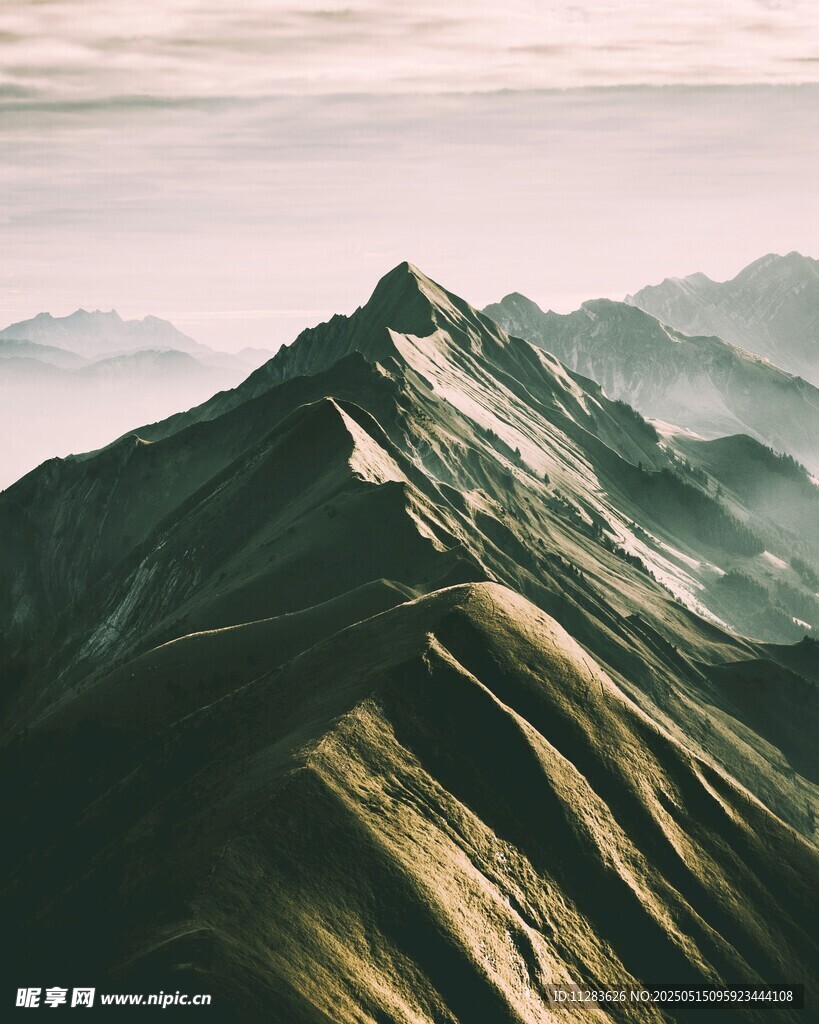 巍峨高山云雾缭绕之景