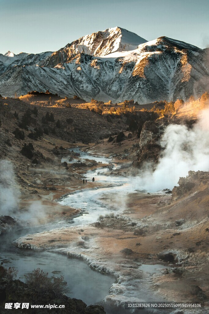 山间热泉与壮丽雪山景观