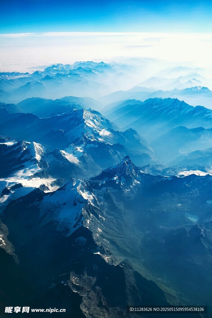 高空俯瞰壮丽雪山景观
