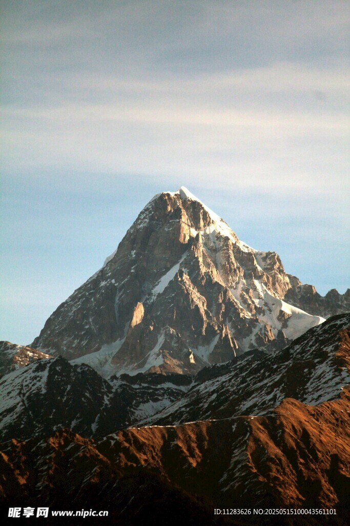 巍峨雪山壮丽景致