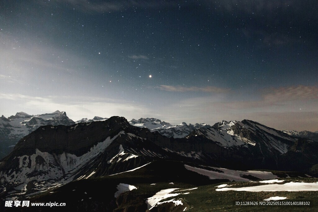 壮丽雪山夜景